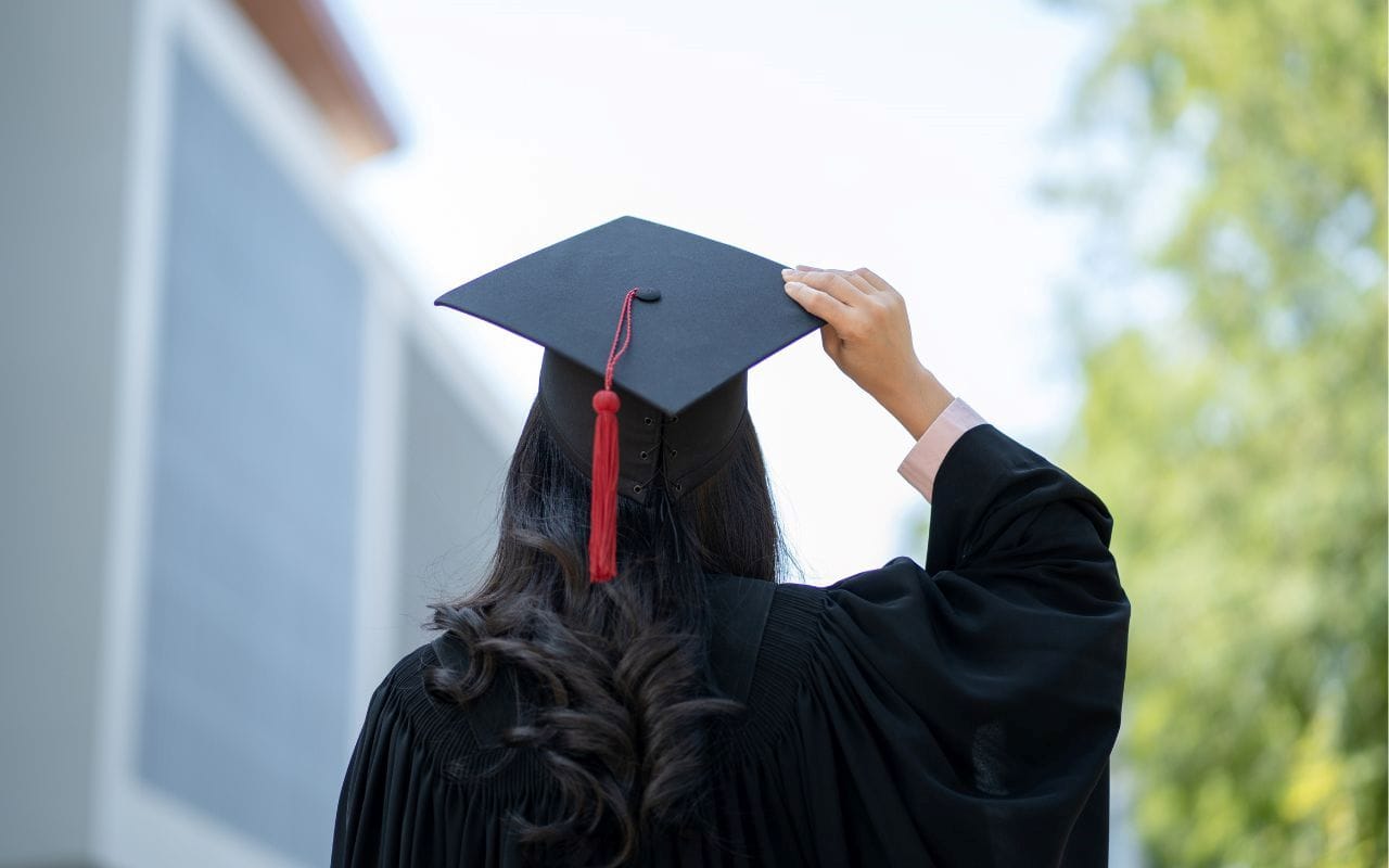 decorating graduation cap