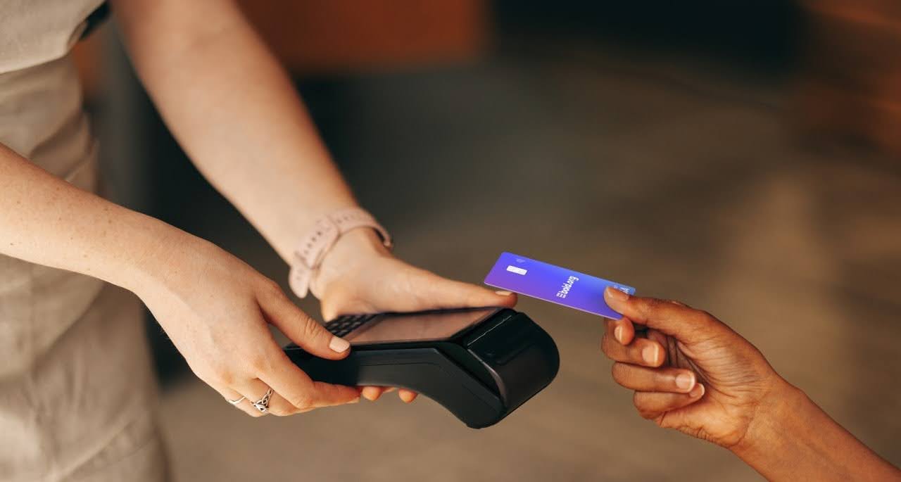 student uses Bold debit card to make purchase