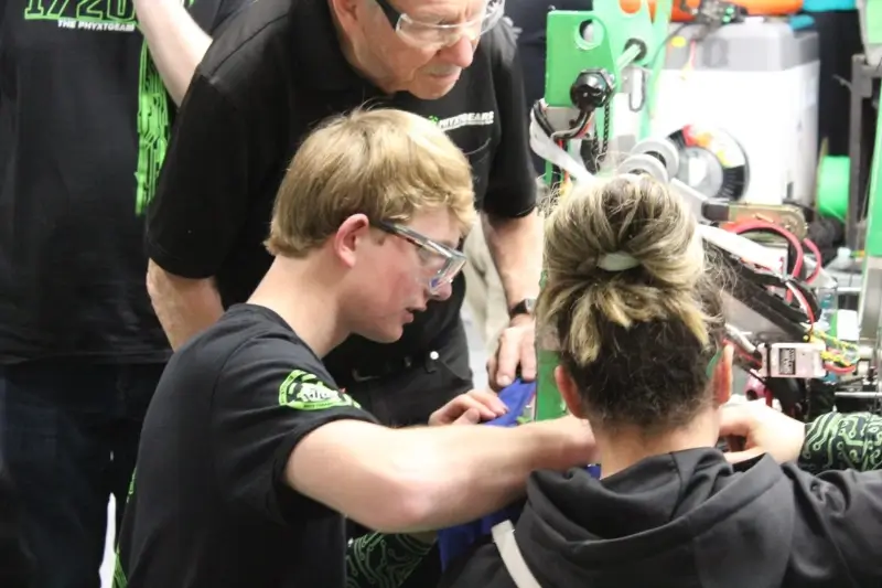 students work together in engineering lab