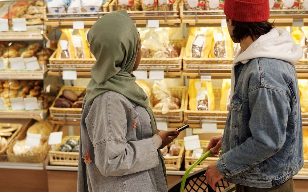 How Much Money Do College Students Spend per Month?